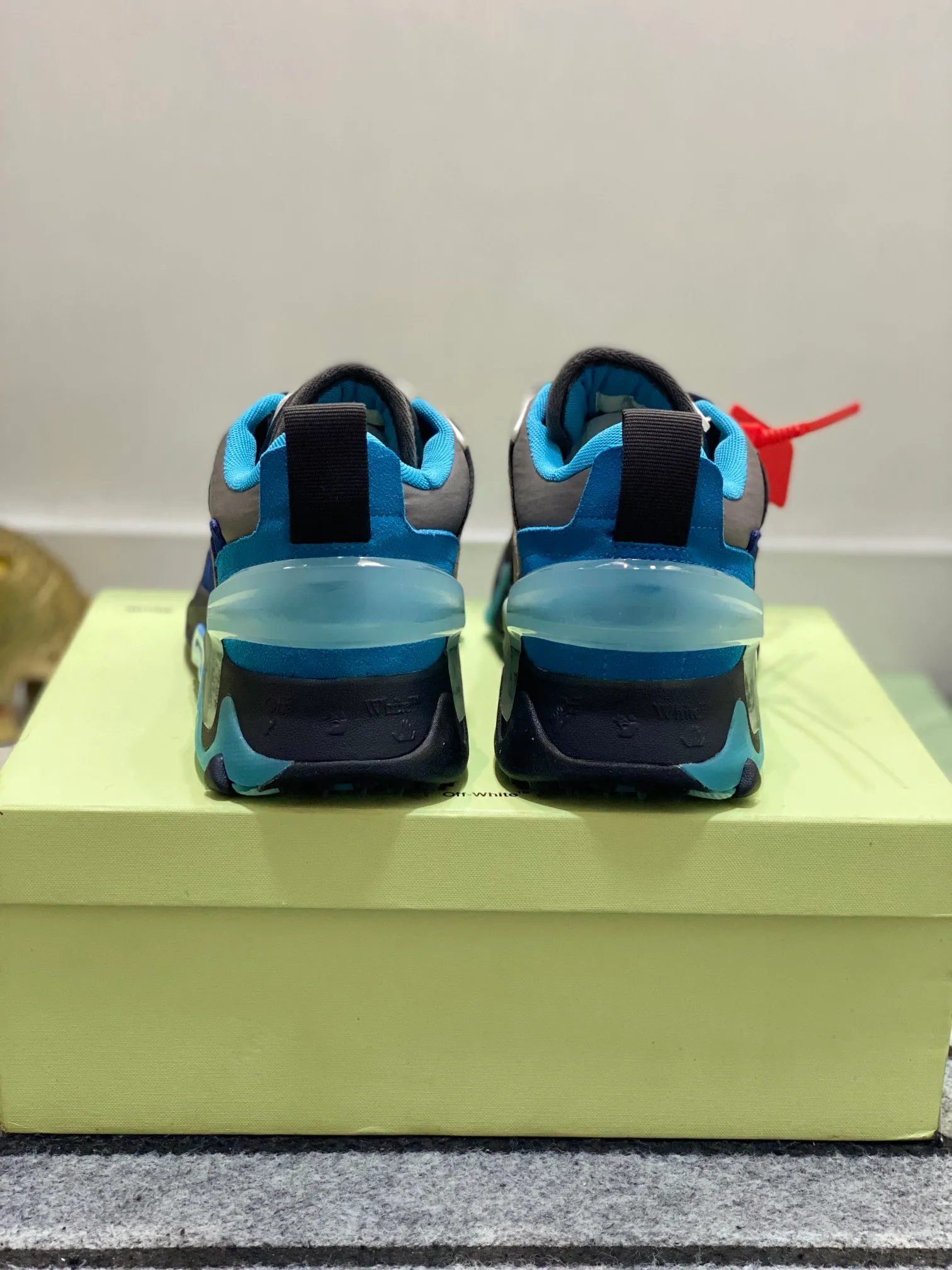 Men's shoes 💰640🌼【New】High-end boutique-OFF-WHITE x Air Jordan】1 The joint shoe design has been highly concerned by everyone. The new shoes are shown in the popular Chicago bull white and yellow LOGO color scheme. The shoe body is made of cowhide stitching and other materials. In addition to the X hidden on the inside of the leather, the oversized Swoosh, OFF-WHITE for Nike, and Air Jordan 1Birth information and the word AIR are displayed on both sides of the shoe, and OFF-WHITE's iconic details can be seen on the TPU sole and insole. You can choose a pair if you like the style. Size: 38-45 (45 customized